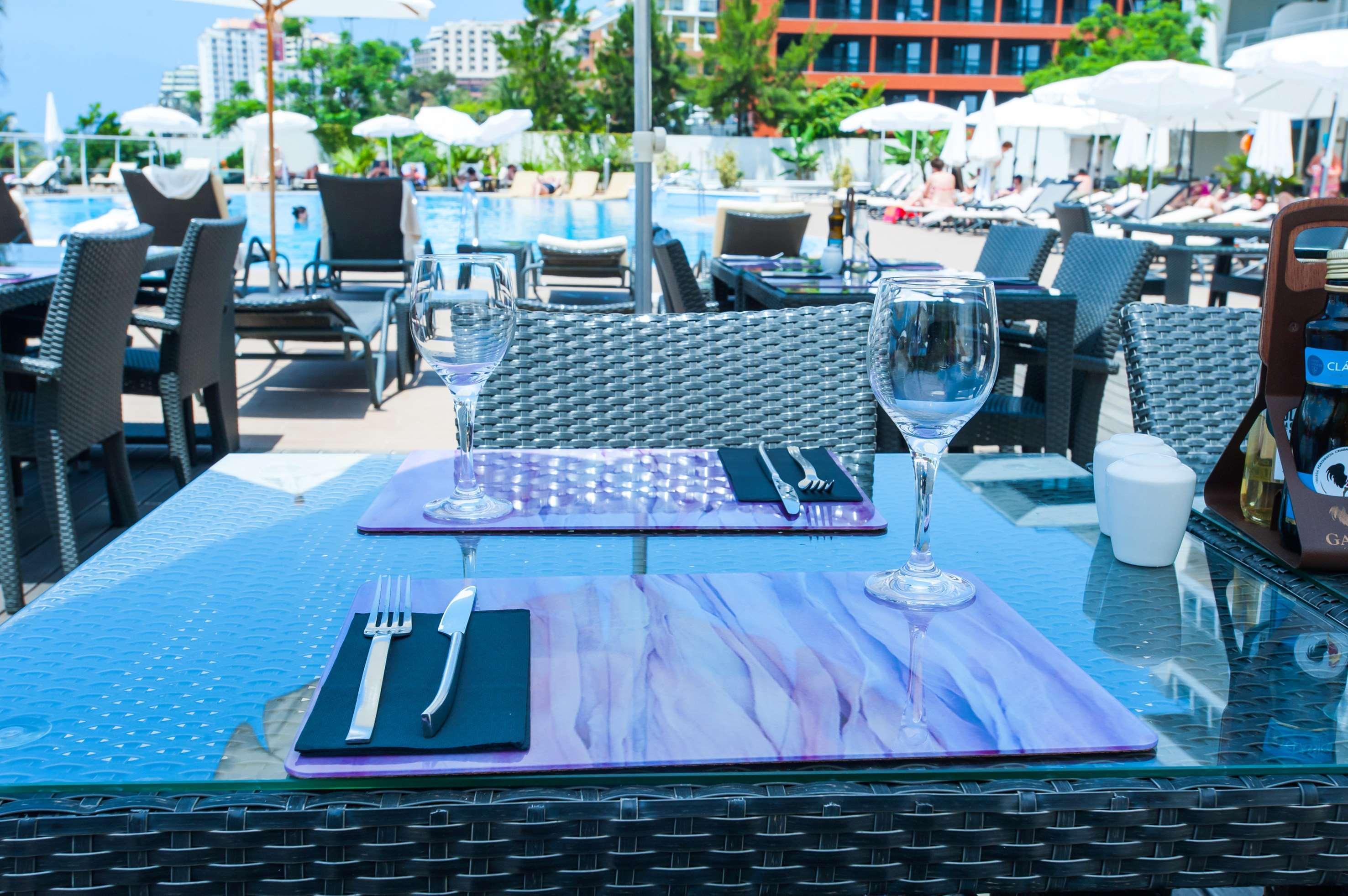 Melia Madeira Mare Hotell Funchal  Eksteriør bilde A table set for a meal